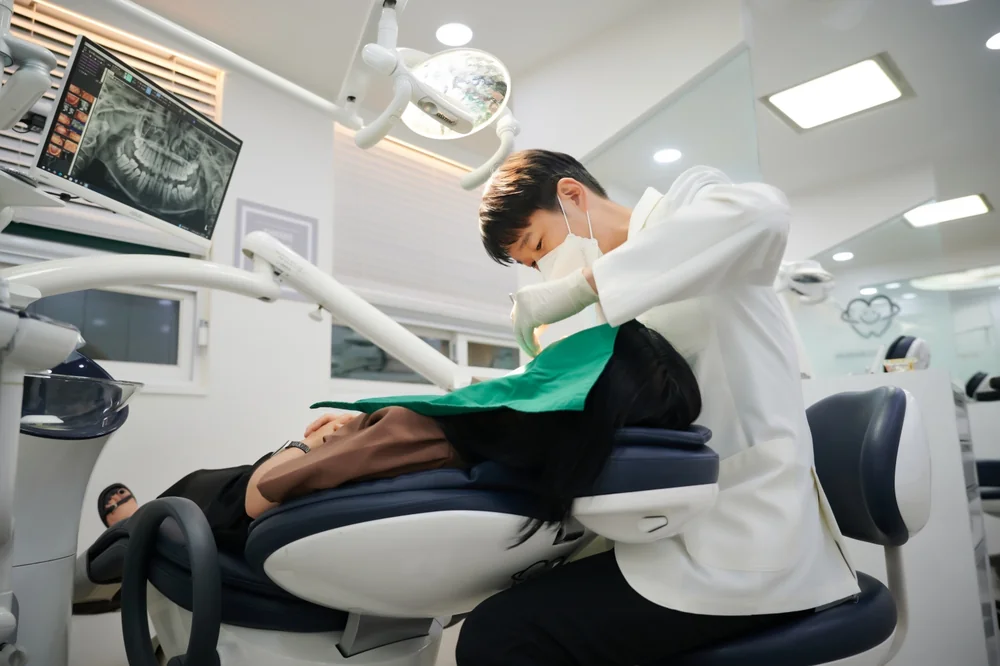 구리 서울올바른치과 진료실에서 진료하는 모습