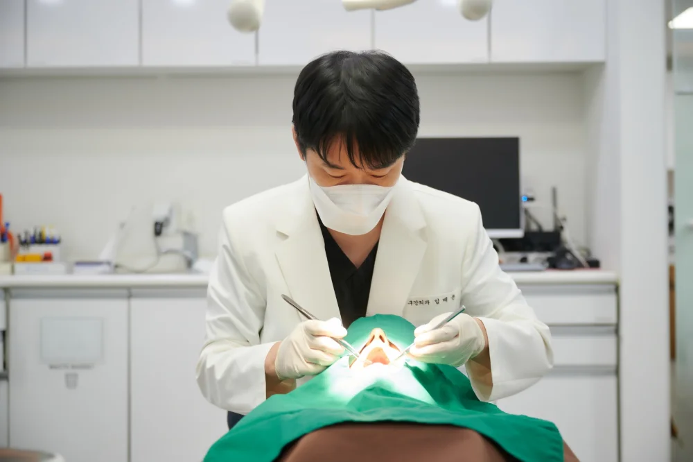 구강악안면외과 전문의 임태윤 원장이 환자의 치아 상태를 살펴보는 모습